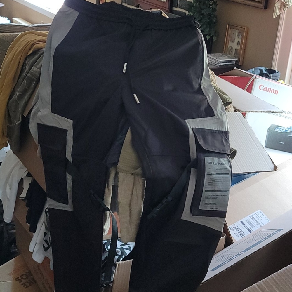 Cargo pants with straps